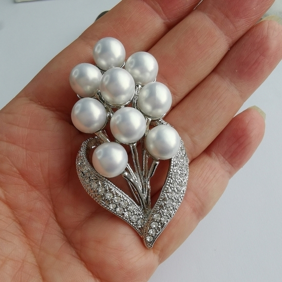 Deluxe White Pearl  Crystal bouquet Brooch Pin in silver - Picture 5 of 7